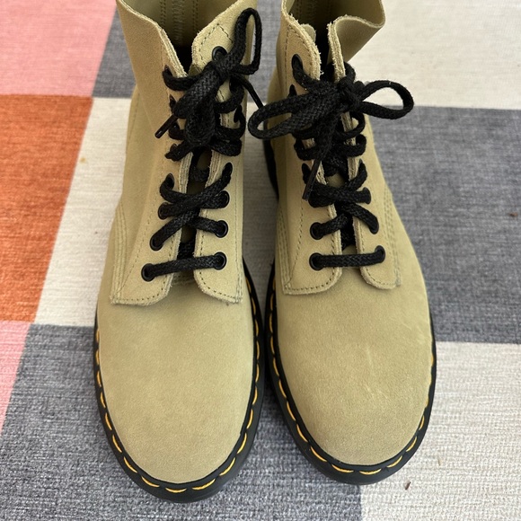 Doc Martens lace up boots - Picture 2 of 8